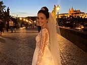Pak p�i�lo romantické focení na Karlov� most�.