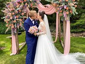 Novoman�elský polibek