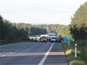 Za Plzní smrem na Sulkov ráno narazil autobus do odstaveného nákladního auta....