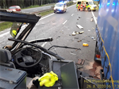 Za Plzní smrem na Sulkov ráno narazil autobus do odstaveného nákladního auta.