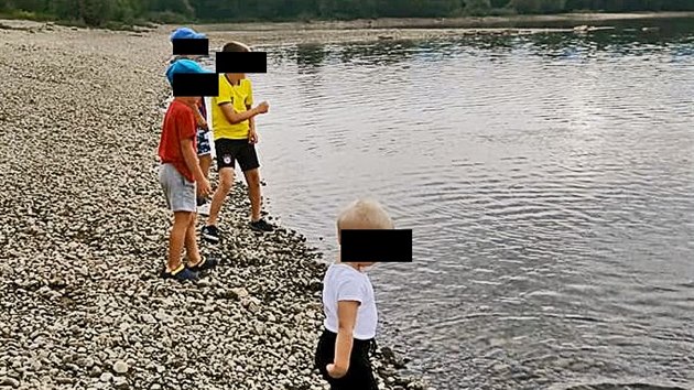 �ty�i malí chlapci se t�ili z výlet� dom�. V�ichni zem�eli b�hem tragické...