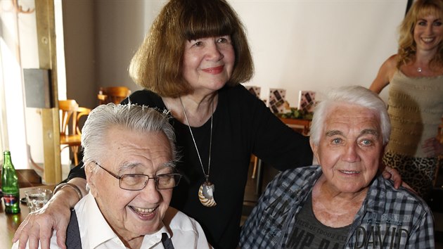 Josef a Ji�í si m�li neustále co povídat a �házeli� jeden vtip za druhým a...