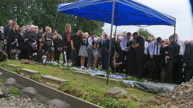 Zdrcení rodie se nedokázali udret na nohou.
