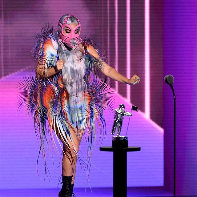 Lada Gaga na udlen cen MTV vystdala hned nkolik extravagantnch outfit.