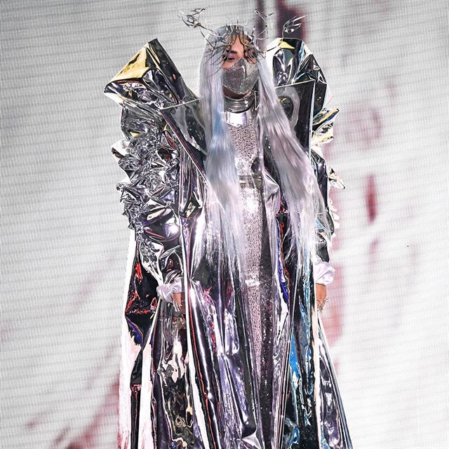 Lada Gaga na udlen cen MTV vystdala hned nkolik extravagantnch outfit....