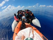 Migranti zachránní z Banksyho lod.