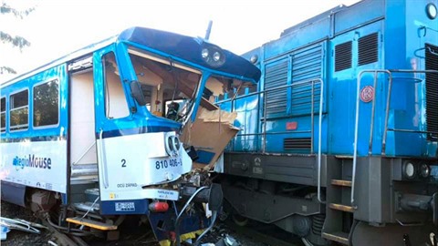 Na nádraí v Kdyni na Domalicku se ve stedu ráno srazil osobní vlak s...
