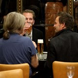 Větší část večera strávil Stanislav Majer s přáteli nad skleničkou piva.
