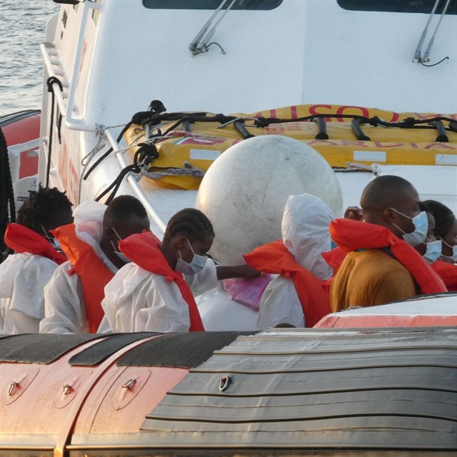 Na Lampedusu evakuovali i migranty z lod poulinho umlce Banksyho.