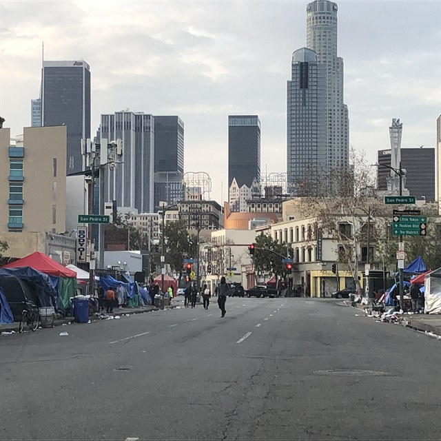 tvr Skiw Row v Los Angeles ve dne vypad relativn klidn, rejdy se zanaj dt a s pchodem tmy.
