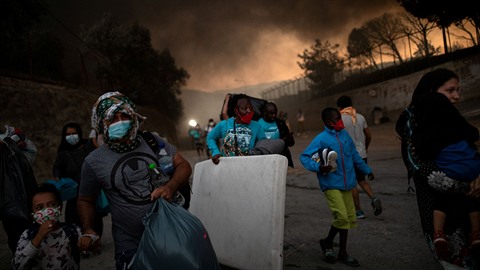 Migranti museli vzít nohy na ramena.