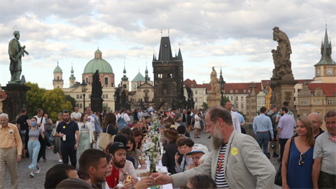 Praha se loučila s koronavirovými opatřeními opulentní večeří na Karlově mostě.