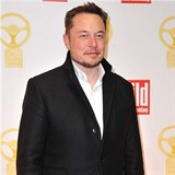 „O elektromobilech nemá ponětí,“ říká Elon Musk o Billu Gatesovi