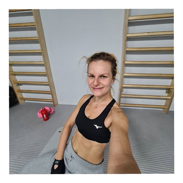 Iva Pazderkov� d�e jako k��.