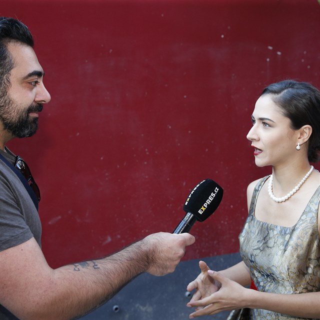 Na zjem fanouk si Eva Bureov stovat neme. Ped fanouky ji mus brnit...