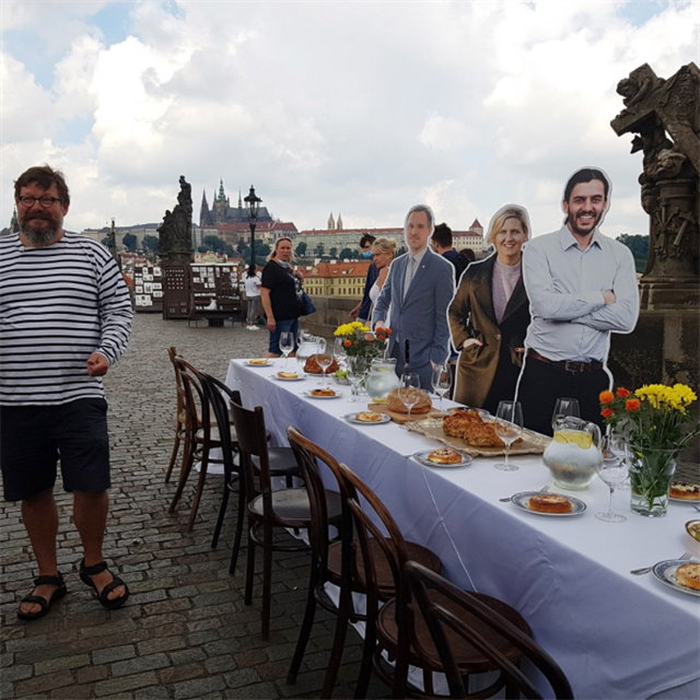 Praha se louila s koronavirovmi opatenmi opulentn vee na Karlov most.