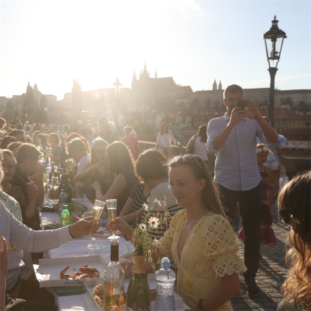 Praha se louila s koronavirovmi opatenmi opulentn vee na Karlov most.