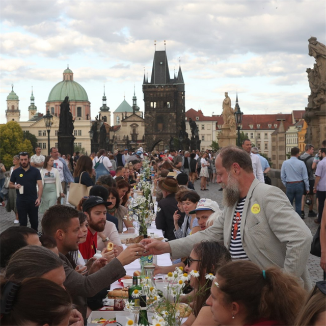 Praha se loučila s koronavirovými opatřeními opulentní večeří na Karlově mostě.