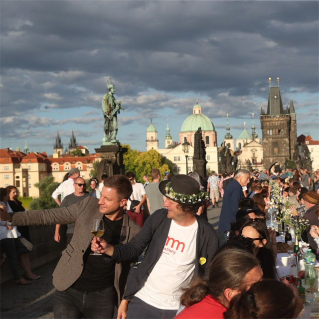 Praha se louila s koronavirovmi opatenmi opulentn vee na Karlov most.