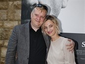 Tomá Jeábek a Bára Poláková na premiée filmu Krajina ve stínu.