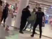 Dva lenové eskobudjovického obchodního centra Mercury napadli zákazníka,...