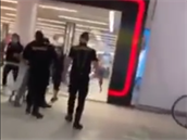Dva lenové eskobudjovického obchodního centra Mercury napadli zákazníka,...