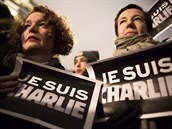 Za Charlie Hebdo se po útocích postavili lidé z celého svta.