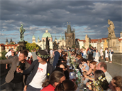 Praha se louila s koronavirovými opateními opulentní veeí na Karlov most.