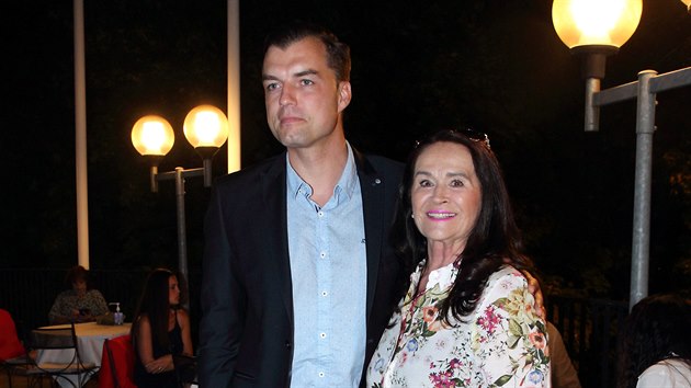 Hanka Gregorová s Ondejem Koptíkem na narozeninové oslav Frantika Janeka.
