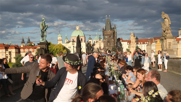 Praha se louila s koronavirovmi opatenmi opulentn vee na Karlov most.