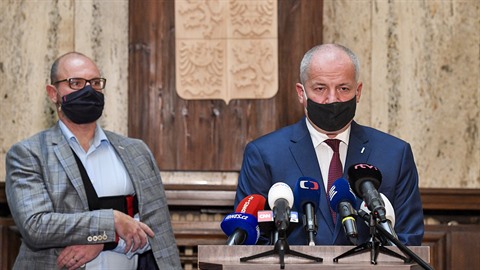 Ministr zdravotnictví Roman Prymula (vpravo) a ministr školství Robert Plaga...