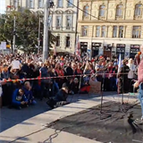 Daniel Hůlka vystoupil na demonstraci proti rouškám a vládním protipandemickým...