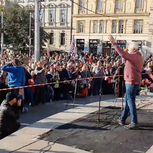 Daniel Hlka vystoupil na demonstraci proti roukm a vldnm protipandemickm...