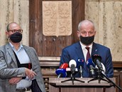 Ministr zdravotnictví Roman Prymula (vpravo) a ministr kolství Robert Plaga...