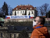 Kramáovu vilu zdobí transparent s heslem v boji proti koronaviru.