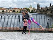 Diana Kobzanová s dcerami na výlet na Karlv most.