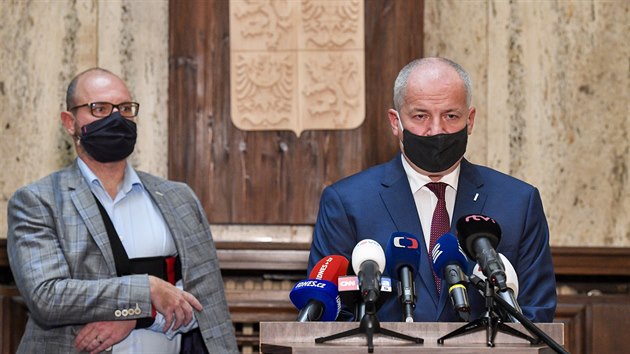 Ministr zdravotnictv Roman Prymula (vpravo) a ministr kolstv Robert Plaga vystoupili 29. z 2020 v Praze na tiskov konferenci s informacemi k zaveden ppadnch dalch protiepidemickch opaten na kolch.