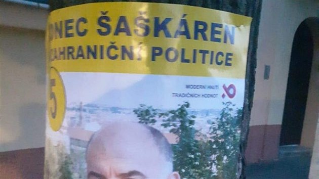 Mansoor Maitah na falených plakátech hlásá konec akárnám v zahraniní...
