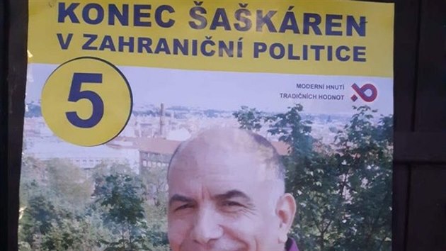 Mansoor Maitah na falených plakátech hlásá konec akárnám v zahraniní...