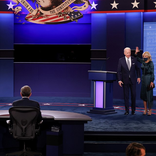 Kandidáti vytasili v debatě svoje manželky.