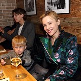 Vlastina Svátková dorazila na premiéru filmu Smečka se svým synem.
