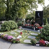 U hrobu Karla Gotta se scházejí lidé, vzpomínají na Mistra, nosí květiny a...