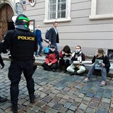 Policist nkolik aktivist pozatkali.