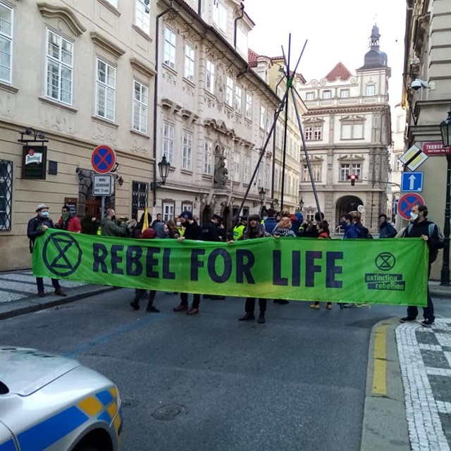 Aktivist z Rebelie proti vyhynut blokovali ulice kolem Snmovny.