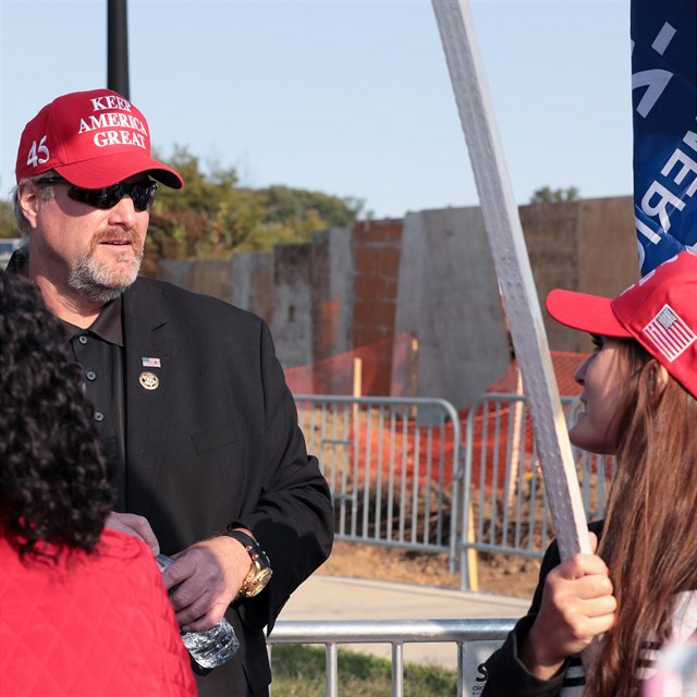 Sraz Trumpovch fanouk ped nemocnic