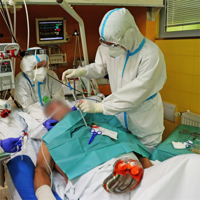 Pražská nemocnice na Bulovce opět uvedla do provozu jednotku intenzivní péče...