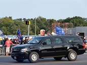 Fanouci Donalda Trumpa se scházejí ped nemocnicí Waltera Reeda, kde se...