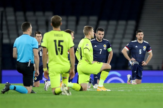Čeští fotbalisté v zápase proti Skotsku klečí a vyjadřují podporu hnutí BLM.