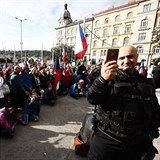 Česko už zažilo několik demonstrací proti rouškám a vládním omezením. Fotbaloví...
