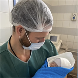 Josef Pizinger drží poprvé v životě v náruči svého syna.